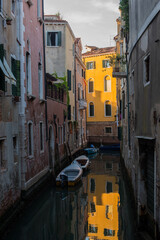 Fototapeta na wymiar narrow street and canal of Venice