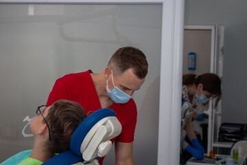 Obraz premium Стоматолог ведет прием пациента