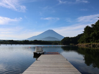 夏の富士山を精進湖から撮影