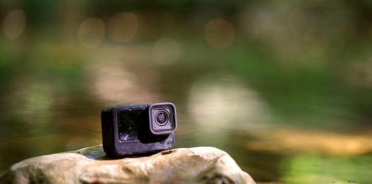 Caméra d'action dans la rivière - matériel vidéo