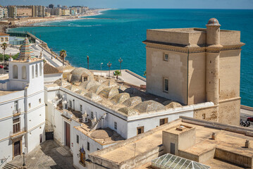 ciudad costera blanca española e historica de Cadiz