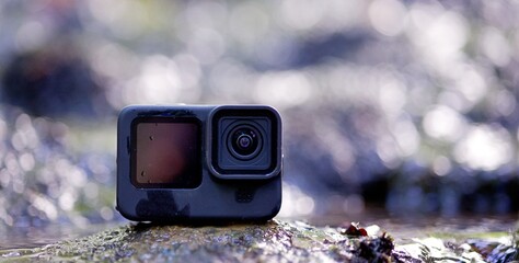 Caméra d'action dans l'eau d'une rivière - matériel vidéo nature sport