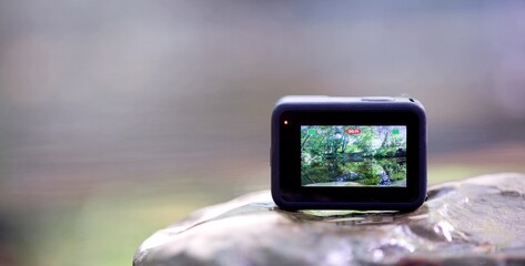 Caméra d'action dans la rivière en nature
