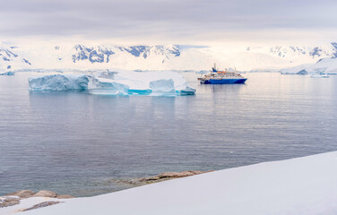Expeditionsschiff vor antarktischer Eisberg Landschaft bei Portal Point welches am Zugang zu...