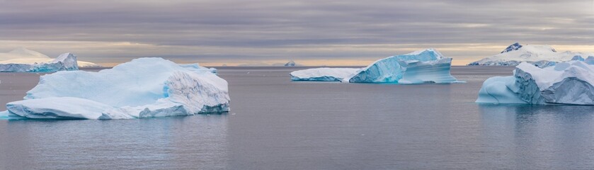 Fototapeta na wymiar antarktische Eisberg Landschaft bei Portal Point welches am Zugang zu Charlotte Bay auf der Reclus Halbinsel, an der Westküste von Graham Land liegt. 