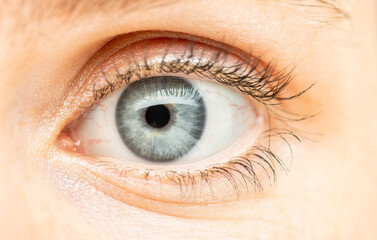 menschliches Auge einer Frau, Augenfarbe blau, Makroaufnahme.