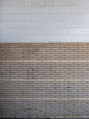 Muro de ladrillo y baldosa blanca