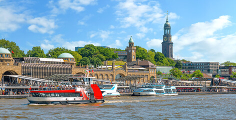 Hamburg, Elbe und Landungsbrücken mit Michel