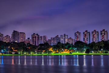 Lago do Parque Barigui e vista dos prédios. Anoitecer em Curitiba, Paraná, Brasil.
