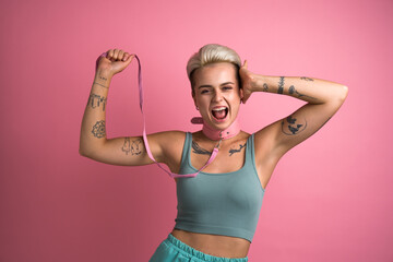 Blonde emotional woman wearing pink collar posing with excited face - obrazy, fototapety, plakaty
