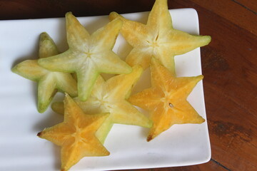 Fototapeta premium star fruit slices on a plate