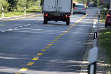 autoverkehr 3.5 tonnen hauptstrasse h1 bern schweiz mit leitpfosten und radstreifen ober&ouml;nz