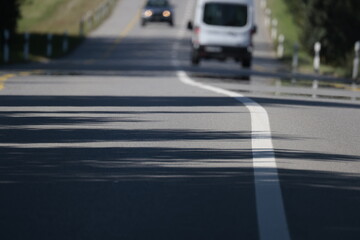 motorrad hauptstrasse h1 bern schweiz mit leitpfosten und radstreifen ober&ouml;nz