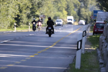 motorrad hauptstrasse h1 bern schweiz mit leitpfosten und radstreifen ober&ouml;nz