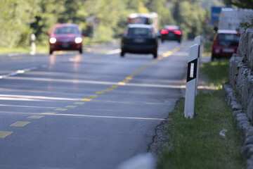 hauptstrasse h1 bern schweiz mit leitpfosten und radstreifen ober&ouml;nz
