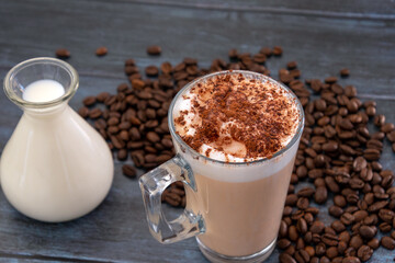 tasse de cappuccino sur une table