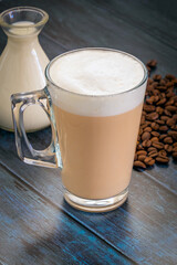 tasse de cappuccino sur une table