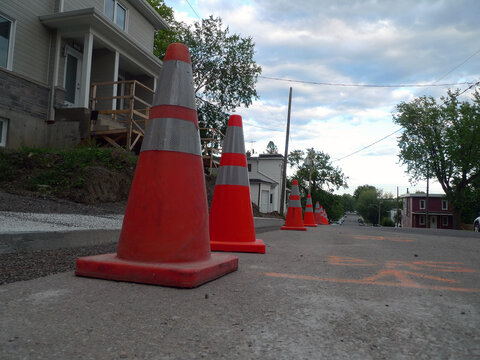 réparation d'une rue avec des cônes 