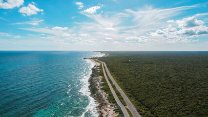 Vista aérea del  mar y la jungla 