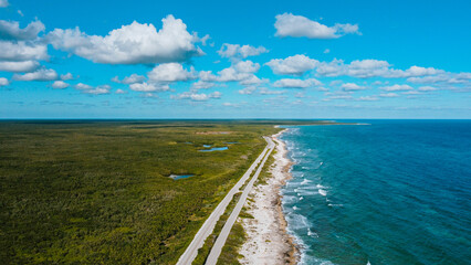 Obraz premium Vista aérea del mar y la jungla 