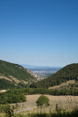 Fototapeta premium La plaine de la Drôme vue des premiers contreforts du Vercors à travers le défile de Barbières
