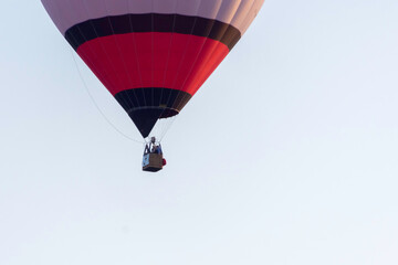Naklejka premium Detail of the lower part of a hot air balloon during a leisure flight