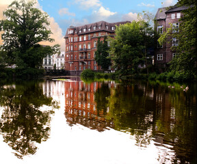 Fototapeta premium Gebäude am Wasser in Hamburg
