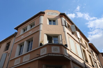 Fototapeta premium Immeuble typique, vue de l'extérieur, ville de Gaillac, département du Tarn, France