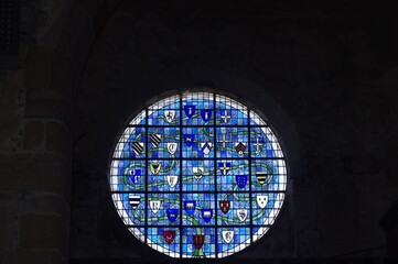 Un vitrail de l'abbatiale St Sauveur