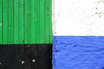 Composición de colores en una fachada manchega, azul añil, verde, blanco de cal y negro