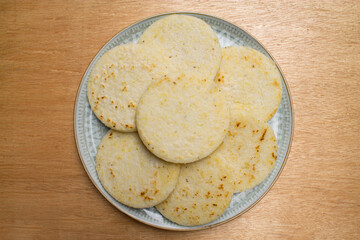 Deliciosas arepas sobre un plato color azul.
