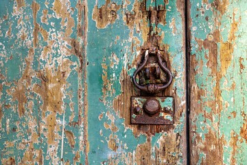 velha porta com as marcas do tempo e um típico puxador batente