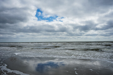Bewölkter Himmel, windiger Tag am Strand auf Amrum, Nordsee