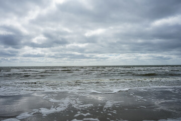 Bewölkter Himmel, windiger Tag am Strand auf Amrum, Nordsee