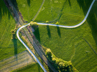 Biała droga w zielonej trawie © Rafal Kot