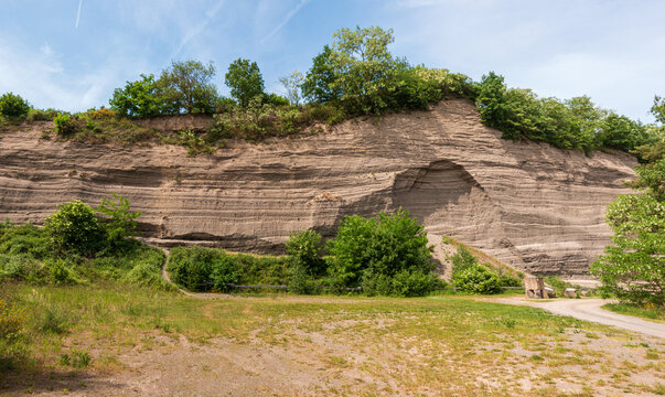 Die Ablagerungen vulkanischen Gesteins sind an der Wingertsbergwand besonders gut zu sehen