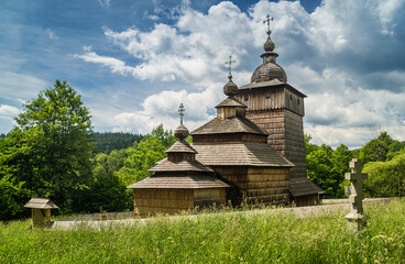 Wołowiec (Beskid Niski) Cerkiew prawosławna w słoneczny dzień
