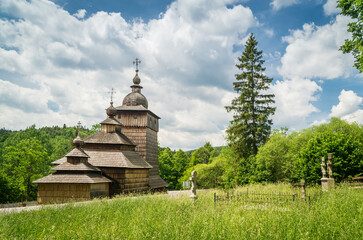 Wołowiec (Beskid Niski) Cerkiew prawosławna w słoneczny dzień