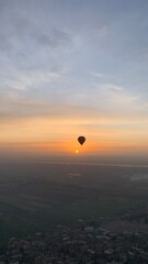 Obraz premium Sunrise hot air balloon over Luxor