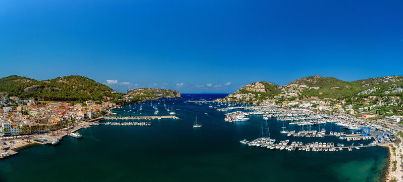 Port Andratx auf Mallorca aus der Luft, Panorama Ausblick &uuml;ber den Yachthafen aufs Mittelmeer, Landschaftsaufnahme mit der Drohne, Aerial landscape view to the port, mediterranean skyline
