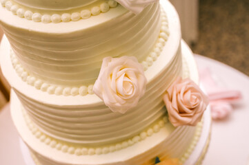 Obraz na płótnie Canvas White wedding cake with roses.