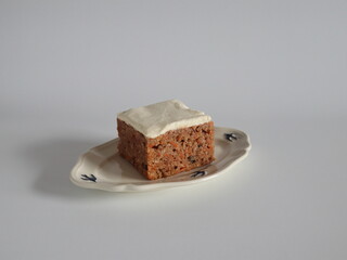 皿の上に乗ったにんじんケーキ