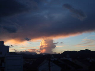 夕焼けと印象的な雨雲