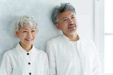 白髪の中高年カップルのポートレート