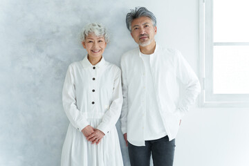 白髪の中高年カップルのポートレート