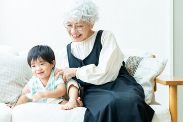 Fototapeta premium 子供と遊ぶシニア日本人女性