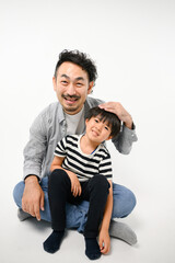 Fototapeta premium 見つめ合う親子のポートレート 2人 カメラ目線