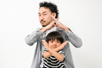  子どもとパパのNGや×のポーズ　正面　真ん中