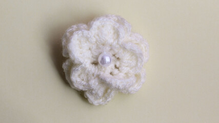 flor blanca de estambre tejida a mano
