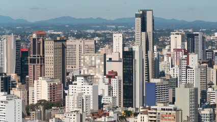 Vista aérea de edificios comerciais da cidade de Curitiba, capital do Paraná, Brasil , visto do alto da torre panorâmica